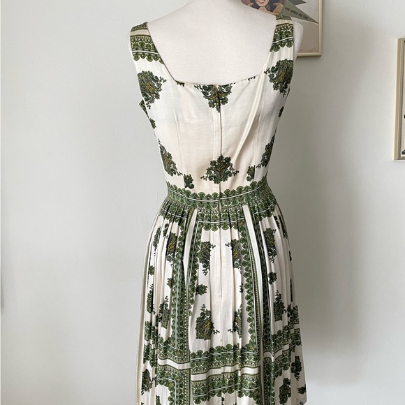 Vintage 1960s sleeveless satin cocktail dress green paisley motif pleated skirt - Picture 3 of 7